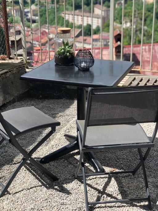 Charmant Logement & Terrasse Au Centre Historique سان-كلود المظهر الخارجي الصورة