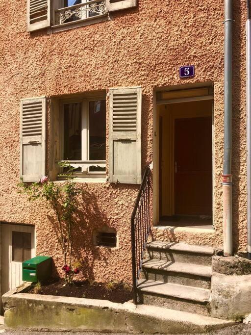 Charmant Logement & Terrasse Au Centre Historique سان-كلود المظهر الخارجي الصورة